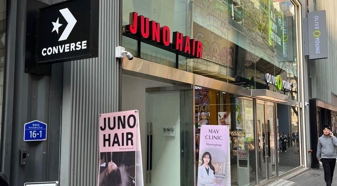 Exterior view of 준오헤어 명동4호점 Juno Hair Myungdong 4, located in 서울특별시, 서울특별시, KR.