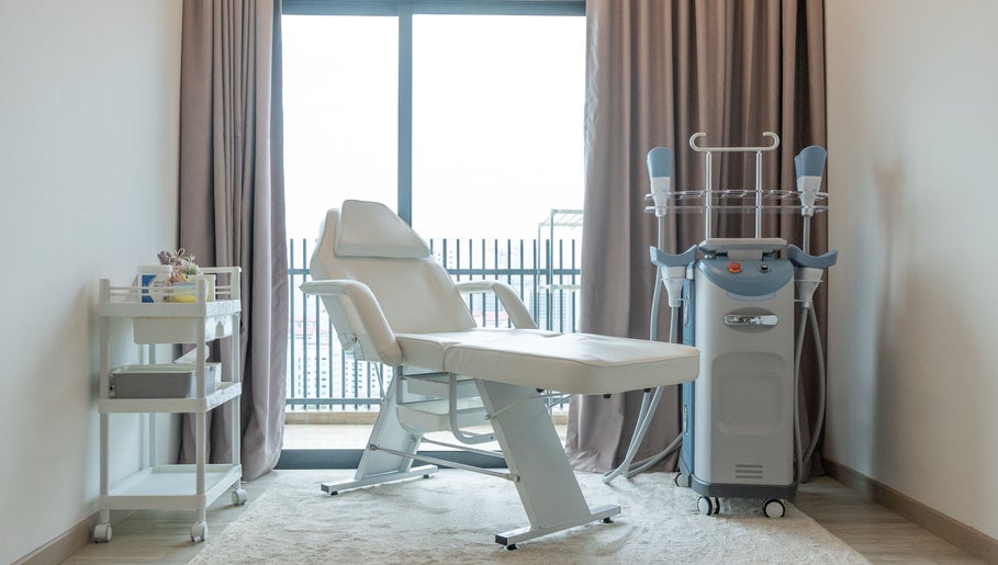 Relaxing therapy room at AURA J Gateway Studio in Singapore, SG with a white treatment chair and equipment.