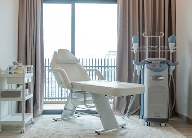 Relaxing therapy room at AURA J Gateway Studio in Singapore, SG with a white treatment chair and equipment.