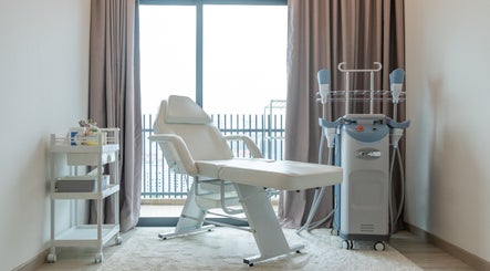 Relaxing therapy room at AURA J Gateway Studio in Singapore, SG with a white treatment chair and equipment.