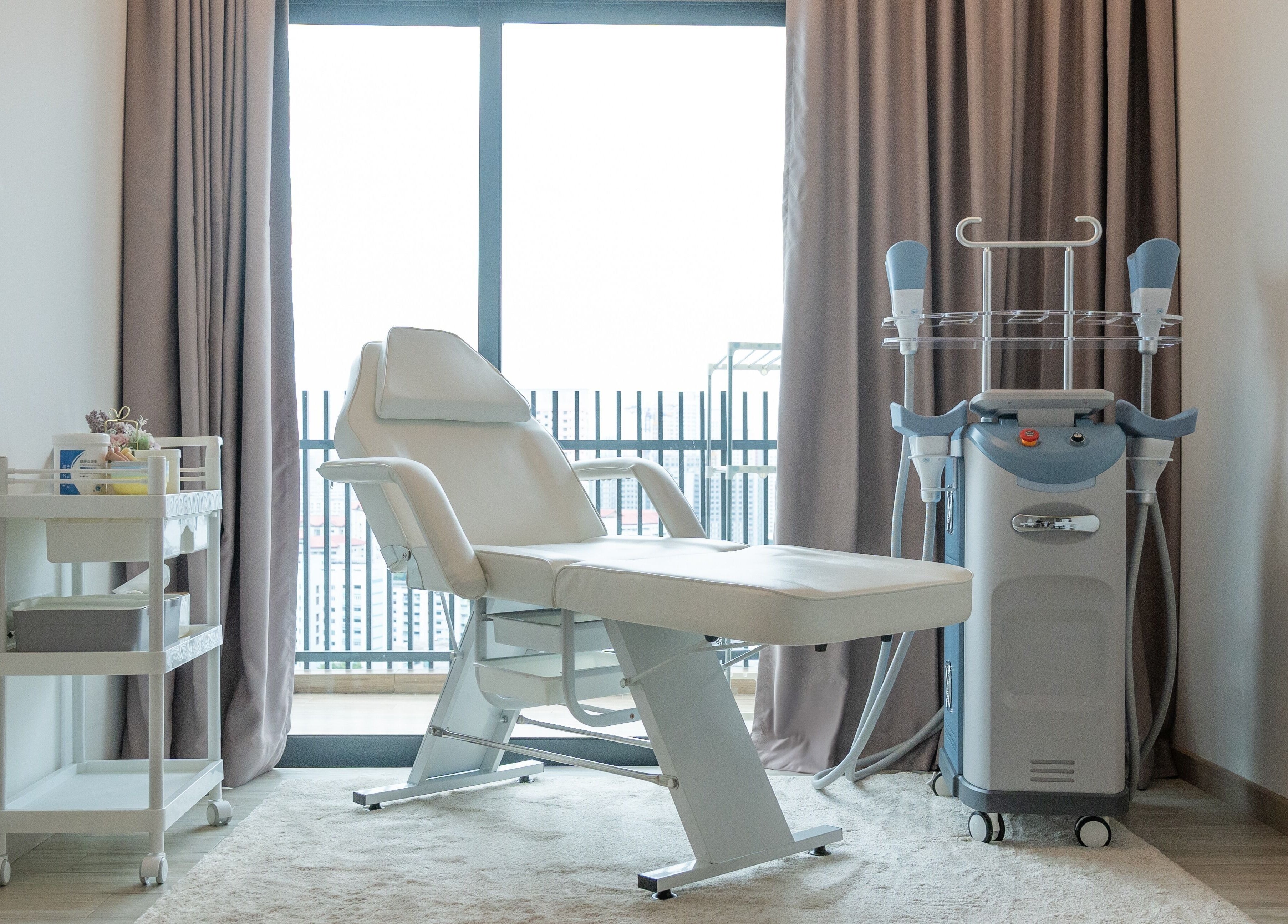 A tranquil treatment room at AURA Jurong Studio, located in Singapore, Singapore, SG, featuring a sleek chair.