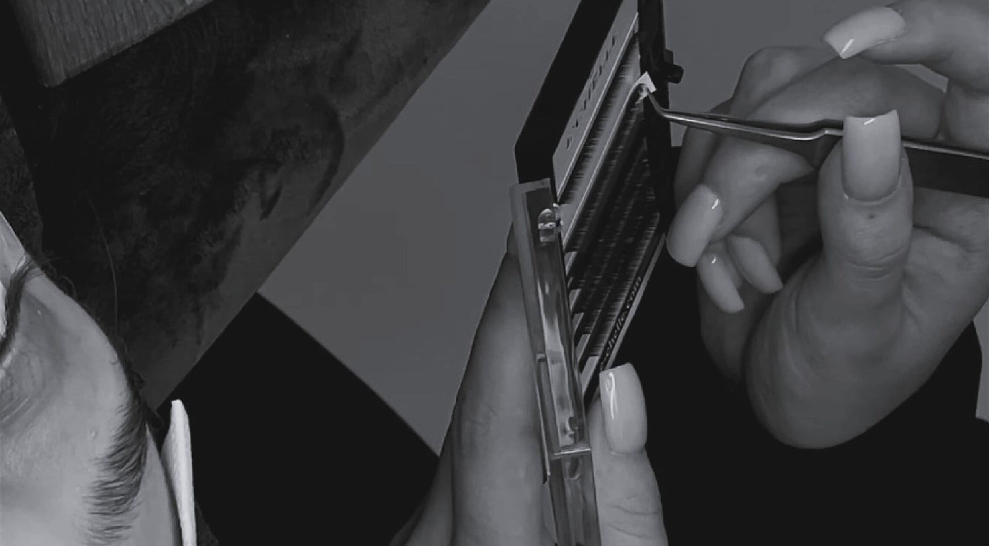 Expert lash extension application at Lei Beauty Spa Home Service, Riyadh, SA emphasizing precision and care.