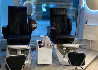 Pedikyrstolar hos Nail Haus Luleå, Luleå, Norrbottens Län, SE. Elegans och komfort för dina fötter.