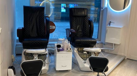 Pedikyrstolar hos Nail Haus Luleå, Luleå, Norrbottens Län, SE. Elegans och komfort för dina fötter.