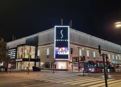 Nail Haus Luleå ligger i den moderna byggnaden på natten i Luleå, Norrbottens Län, SE.