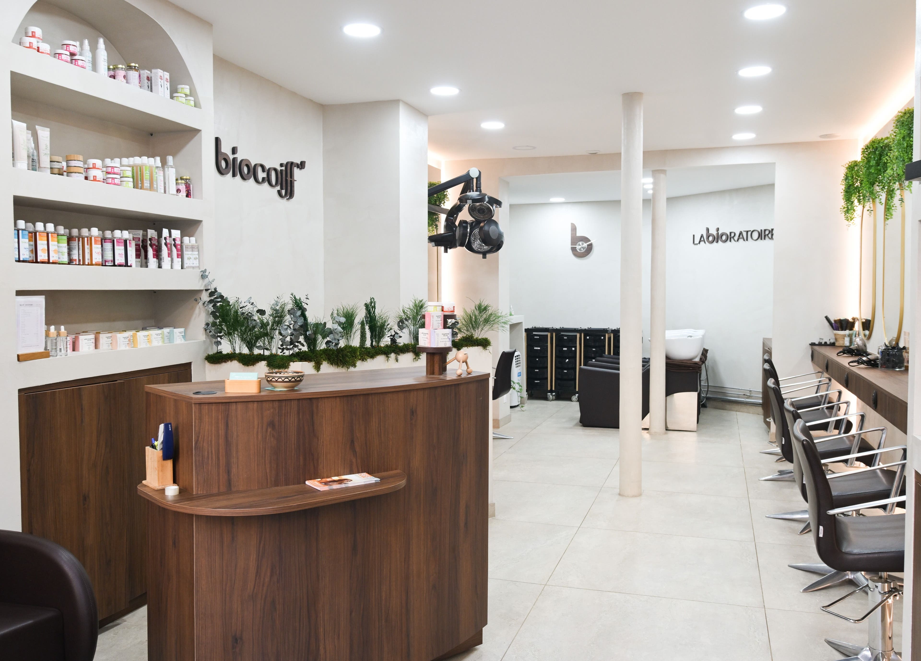 Vue intérieure élégante de Biocoiff à Paris, Île-de-France, FR, mettant en avant le design moderne du salon.