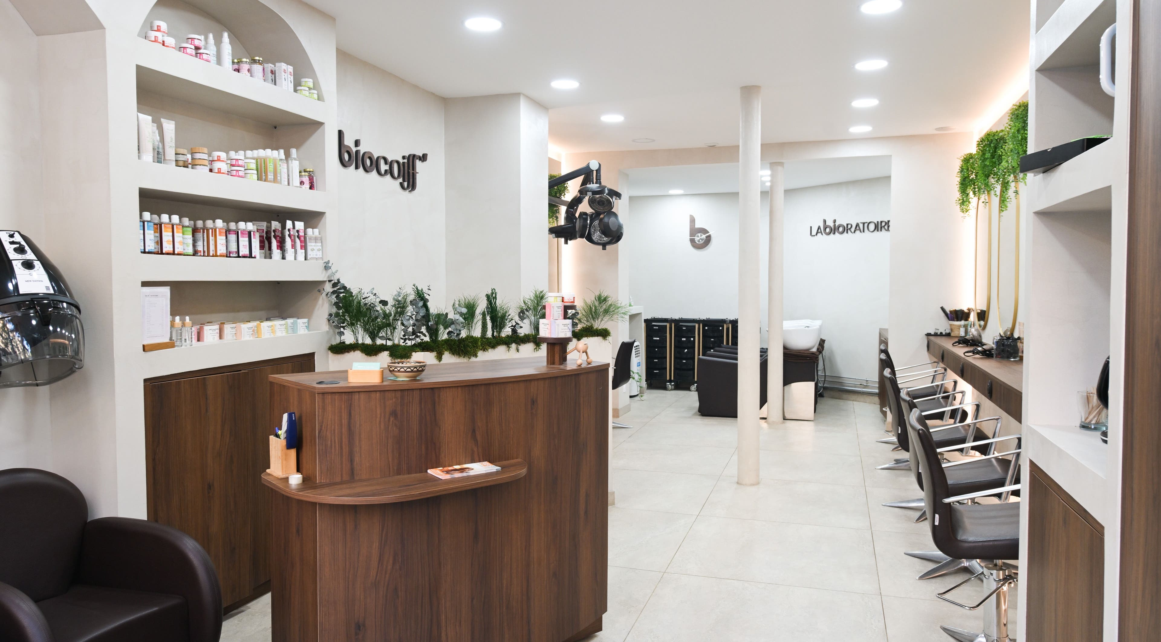 Vue intérieure élégante de Biocoiff à Paris, Île-de-France, FR, mettant en avant le design moderne du salon.