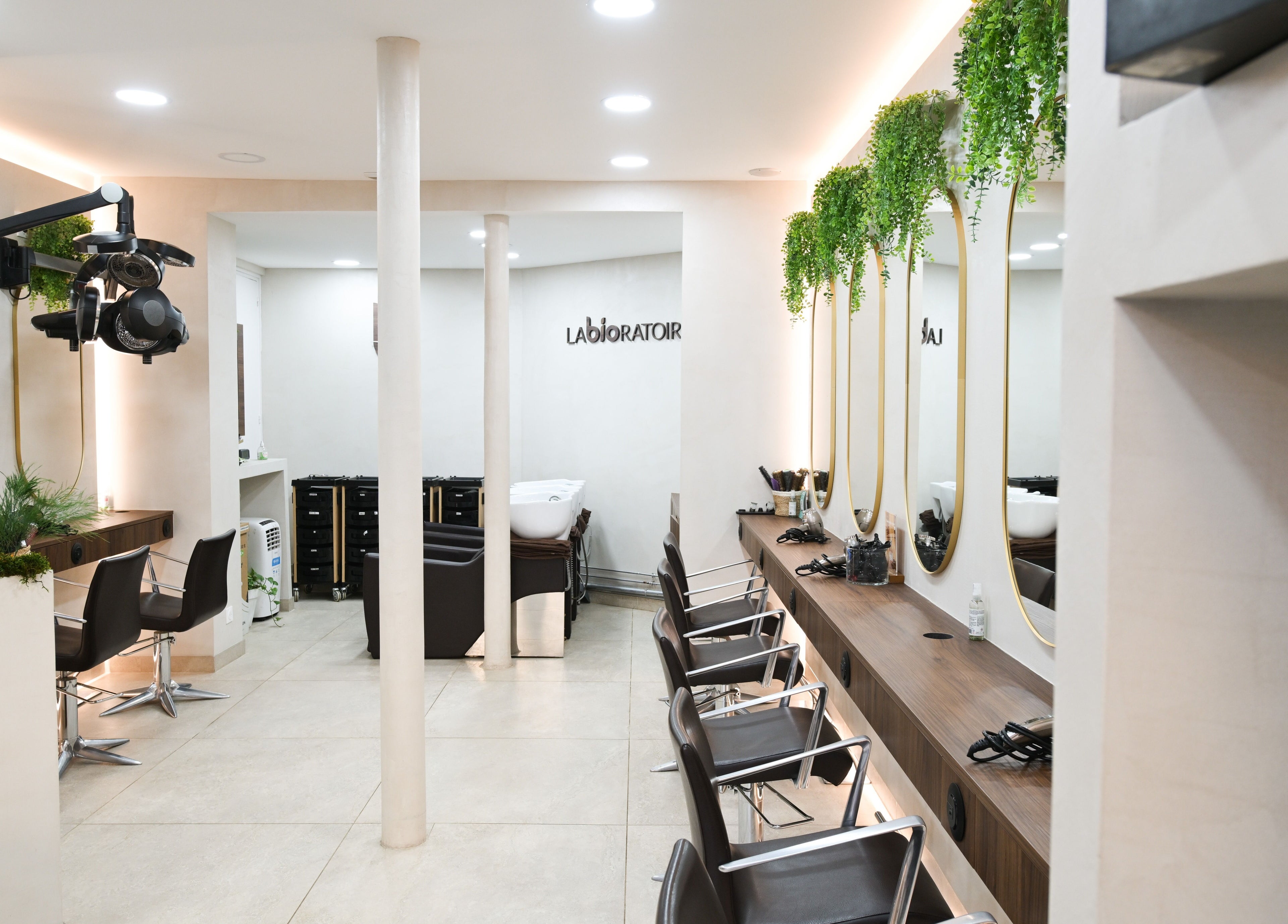 Intérieur élégant du salon Biocoiff à Paris, Île-de-France, FR avec fauteuils et miroirs.