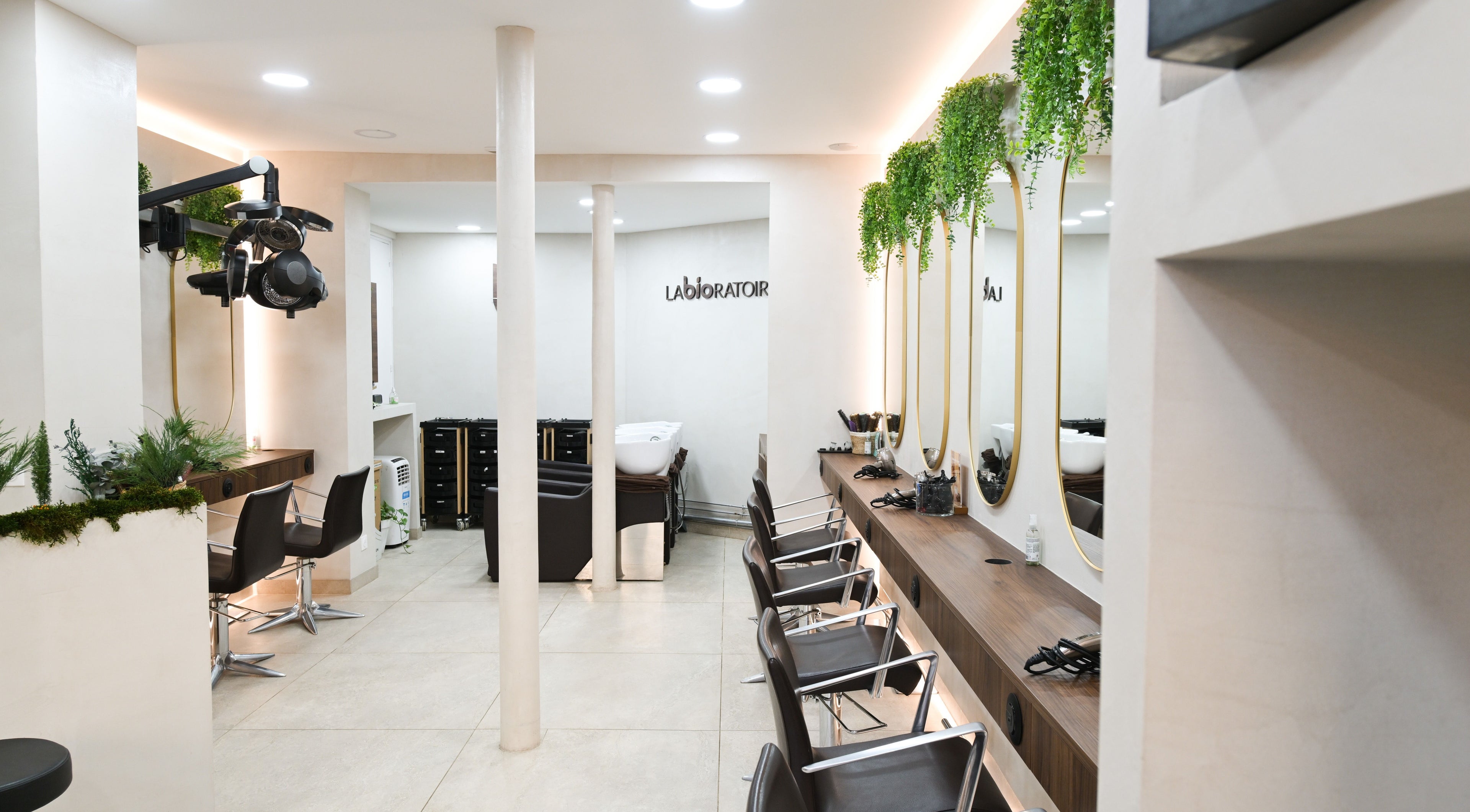 Intérieur élégant du salon Biocoiff à Paris, Île-de-France, FR avec fauteuils et miroirs.