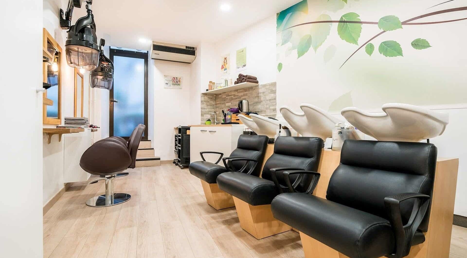 Intérieur moderne de Biocoiff Saint Germain, Paris, Île-de-France, FR avec stations de coiffure élégantes.