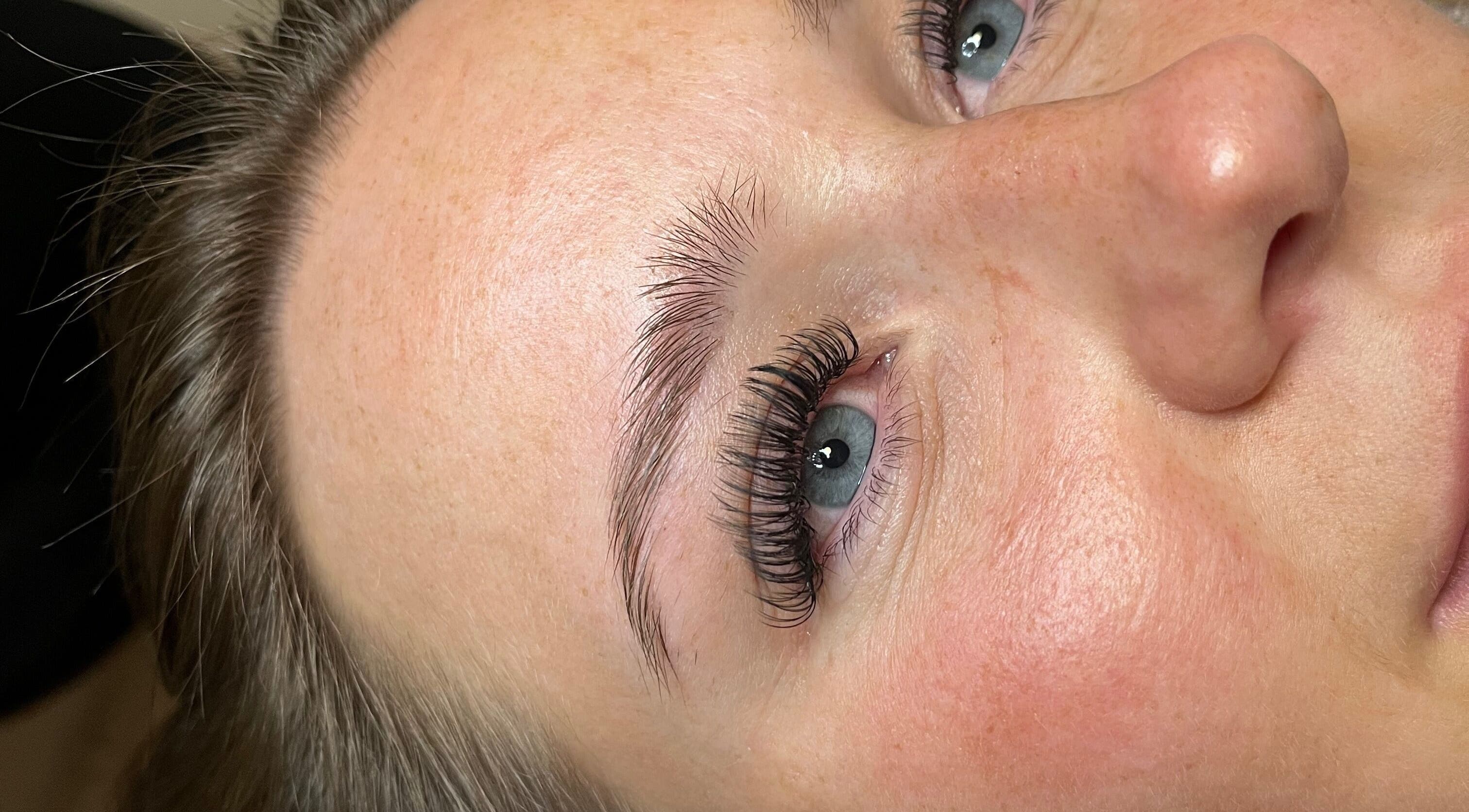 Close-up of eyelash extensions at Ell’s Beauty Boxx, Birmingham, England, GB, showcasing expert craftsmanship.
