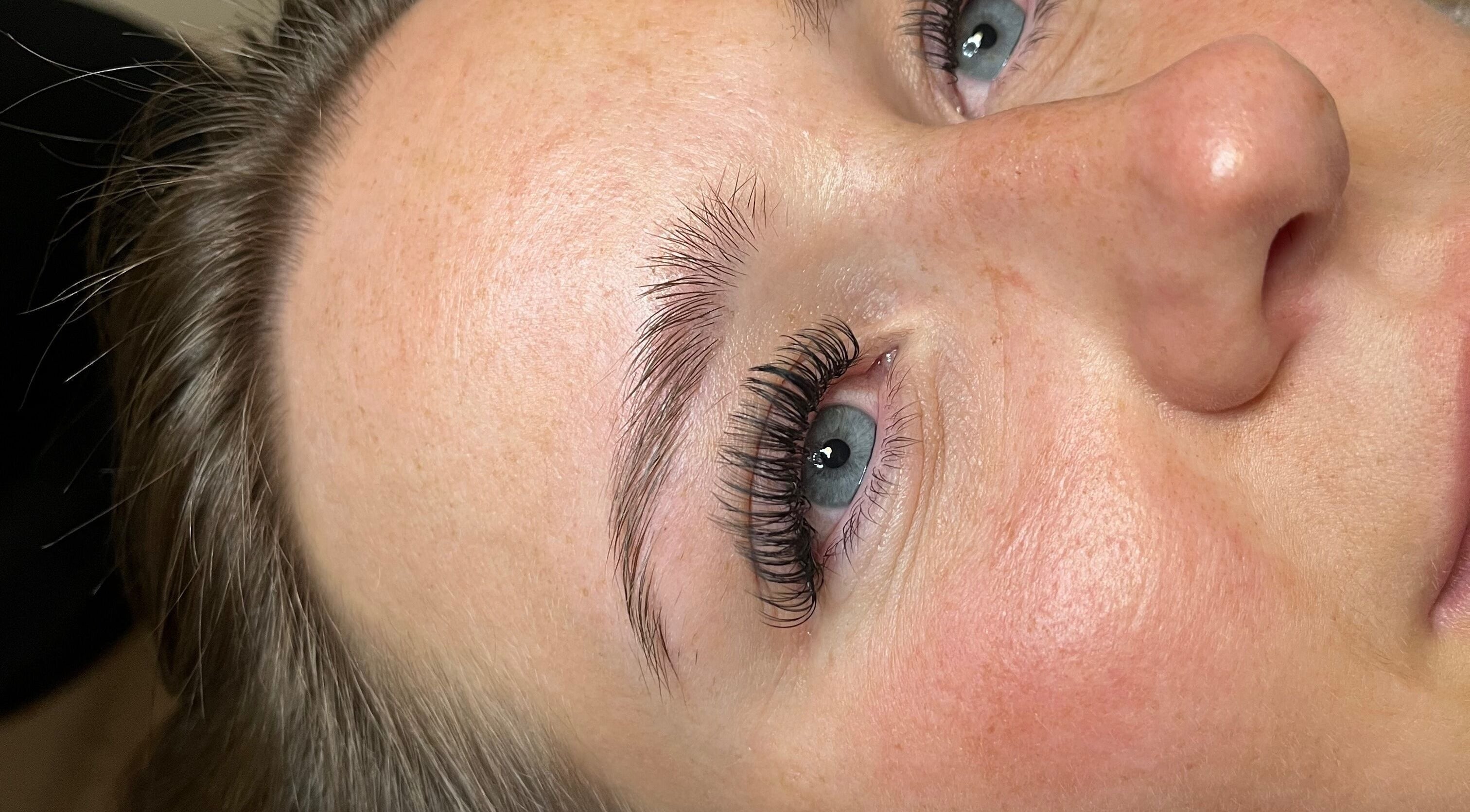 Close-up of eyelash extensions at Ell’s Beauty Boxx, Birmingham, England, GB, showcasing expert craftsmanship.