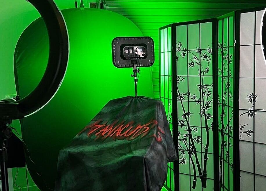 Tanacuts beauty studio in Melbourne, Victoria, AU showcases a calming green setup with ring lights and bamboo screens.