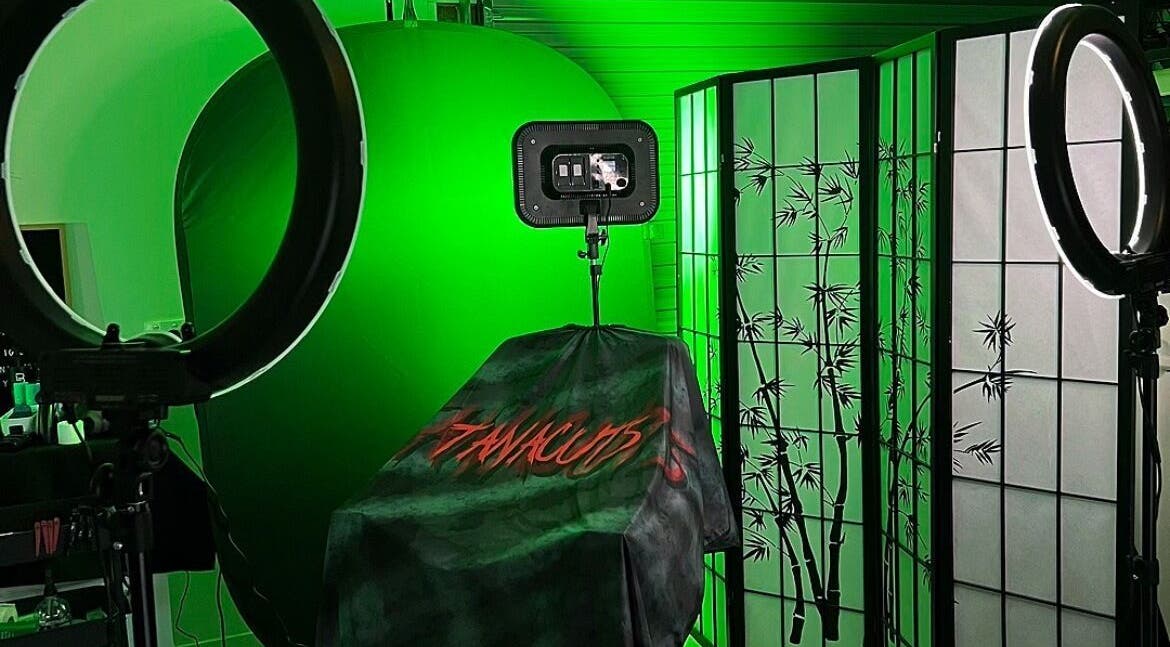 Tanacuts beauty studio in Melbourne, Victoria, AU showcases a calming green setup with ring lights and bamboo screens.