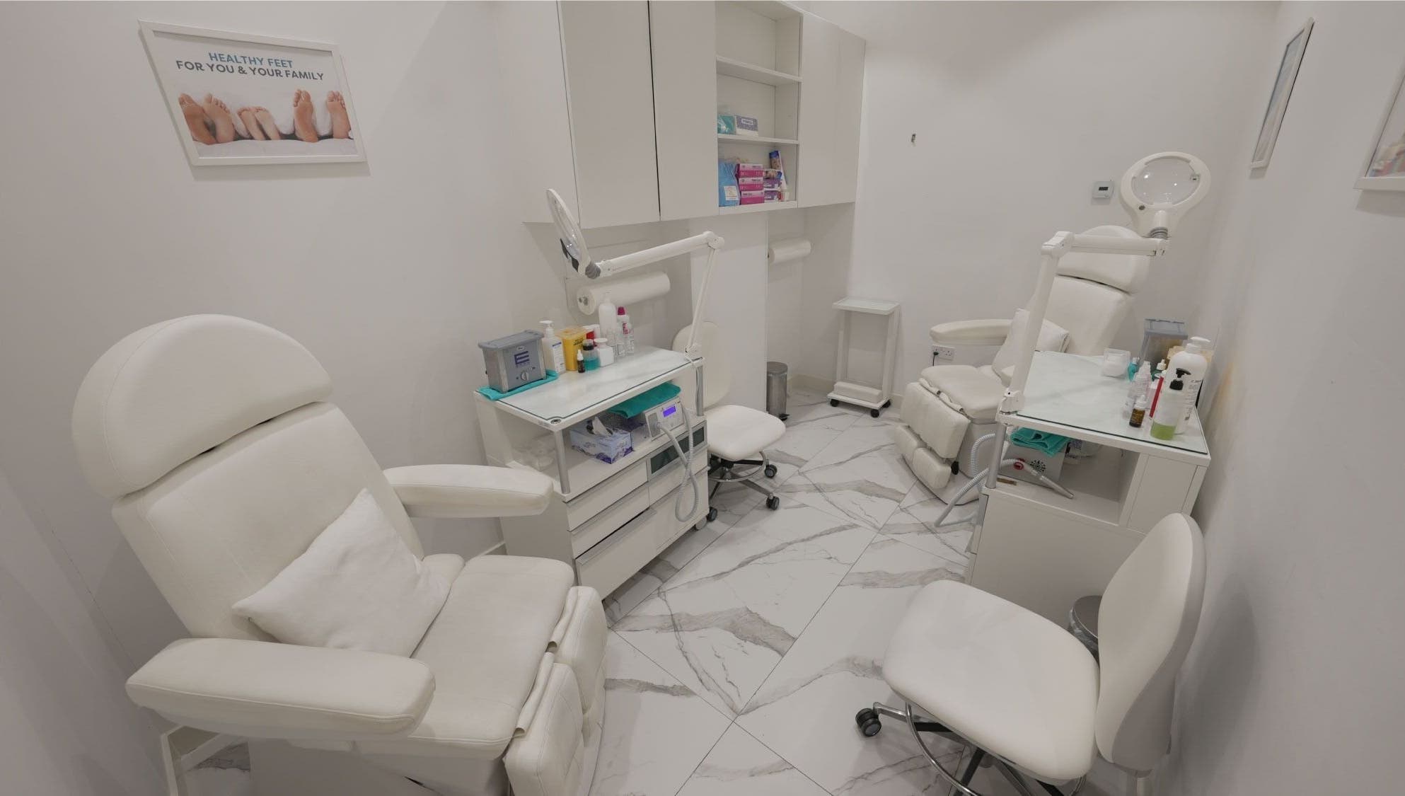 Feetlab Podiatry L.L.C - Dubai Hills Mall, elegant treatment room in Dubai, AE, with modern furniture and equipment.