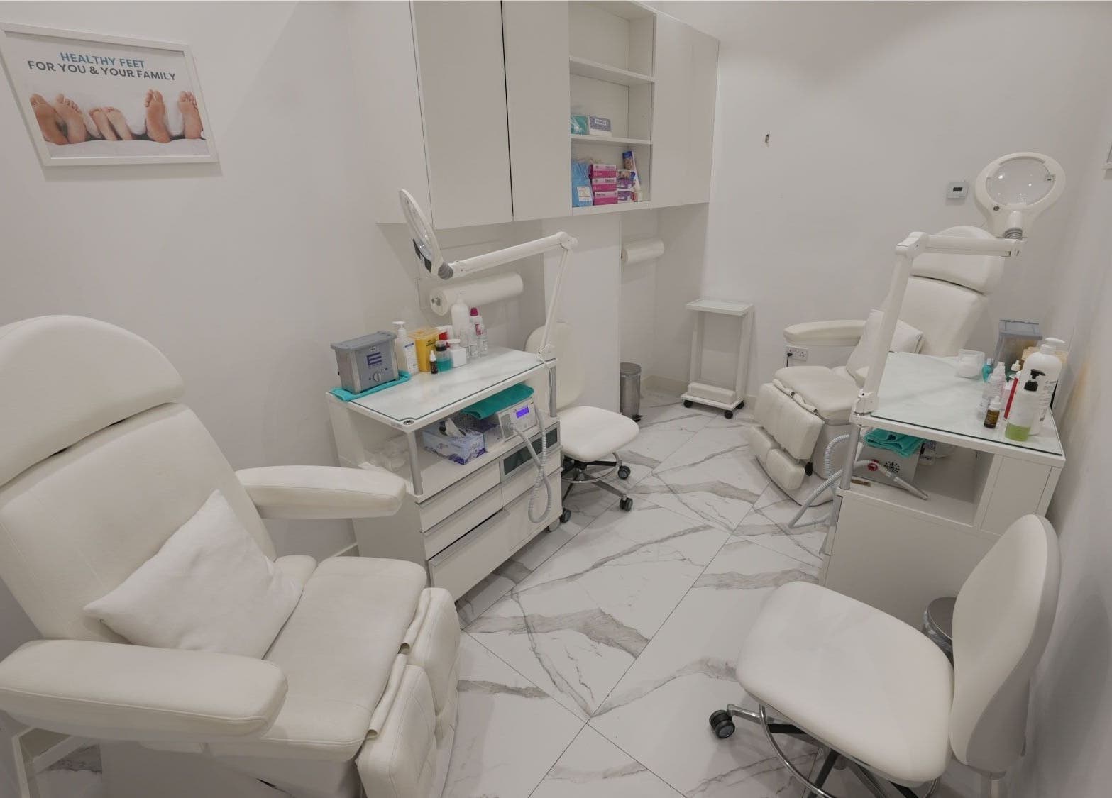 Feetlab Podiatry L.L.C - Dubai Hills Mall, elegant treatment room in Dubai, AE, with modern furniture and equipment.