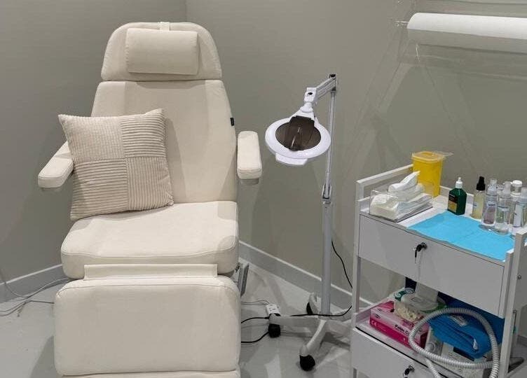 A cozy treatment room at Feetlab - Dubai Creek Harbour, featuring a plush chair. Located in Dubai, AE.