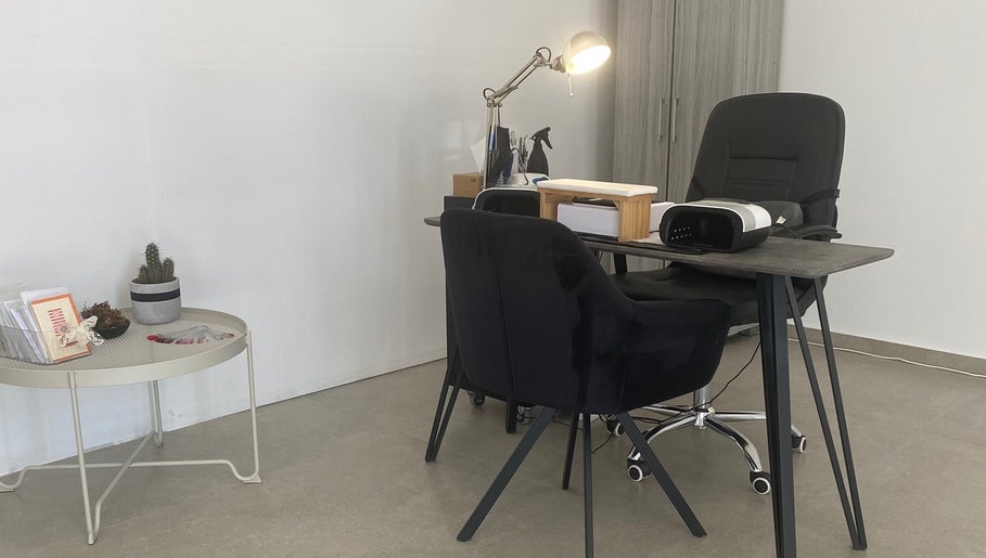 Κομψό γραφείο στο El Encanto Nail Studio, Λακατάμια, Λευκωσία, CY με κομψά έπιπλα και διακοσμητικά.
