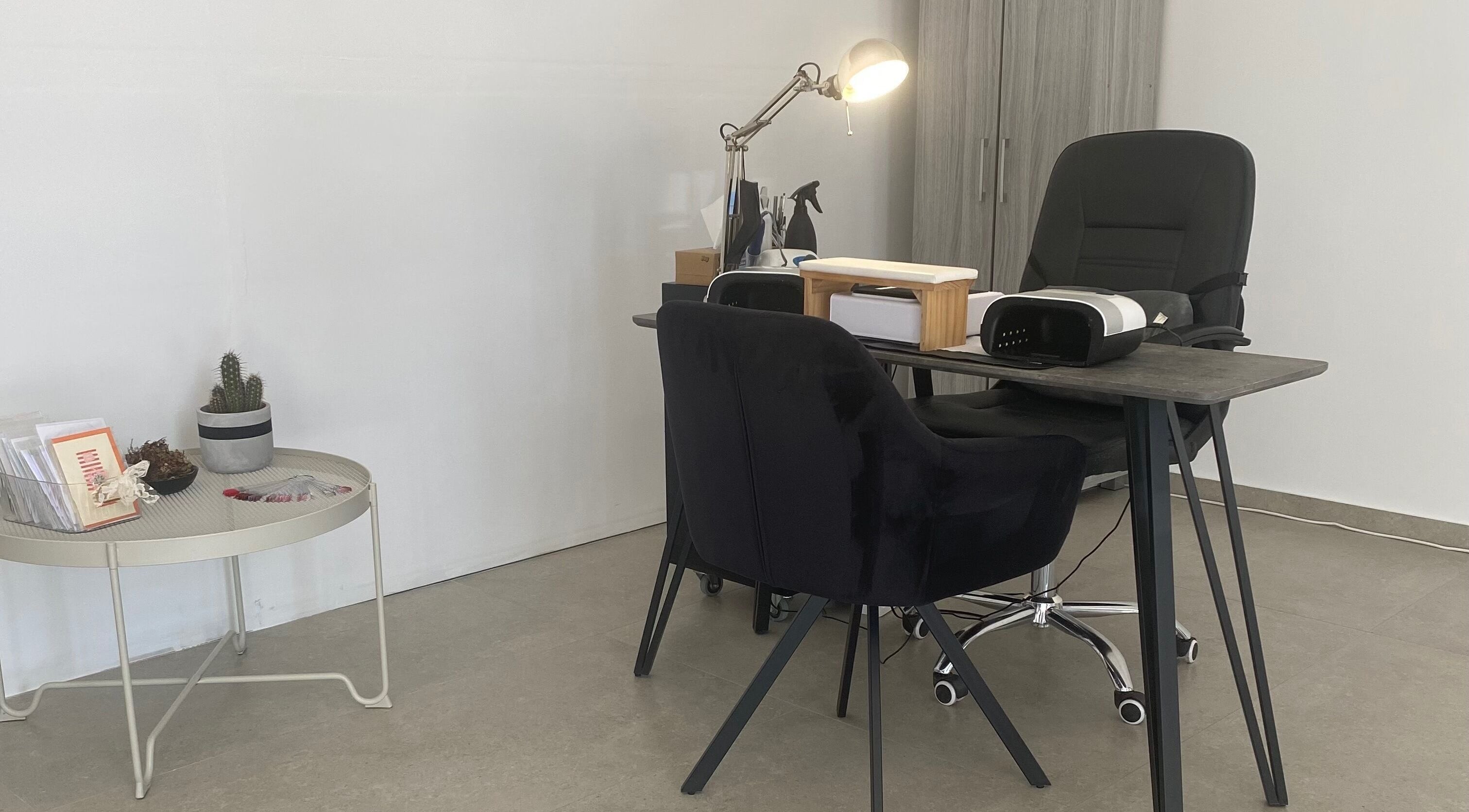 Κομψό γραφείο στο El Encanto Nail Studio, Λακατάμια, Λευκωσία, CY με κομψά έπιπλα και διακοσμητικά.