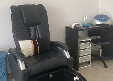 Άνετη μαύρη καρέκλα και εξοπλισμός στην El Encanto Nail Studio, Λακατάμια, Λευκωσία, CY.