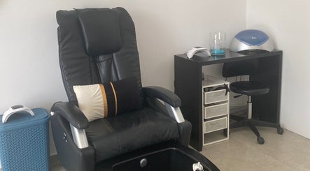 Άνετη μαύρη καρέκλα και εξοπλισμός στην El Encanto Nail Studio, Λακατάμια, Λευκωσία, CY.