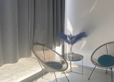 Γωνιά αναμονής στο El Encanto Nail Studio, Λακατάμια, Λευκωσία, CY με μοντέρνες καρέκλες και φυτά.