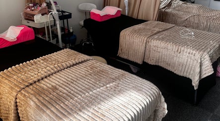 Luxurious treatment beds at Eyelashbar.kl, Kuala Lumpur, Wilayah Persekutuan Kuala Lumpur, MY.