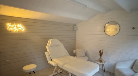 Pretty By Paris image 3