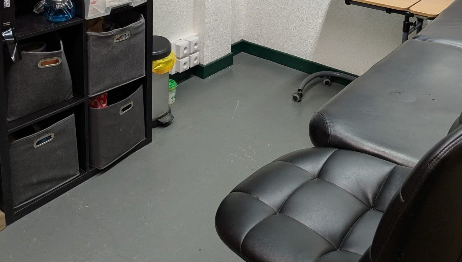 Comfortable black chair at Piercings By Kiera, Morzine, Auvergne-rhône-alpes, FR in a tidy space.