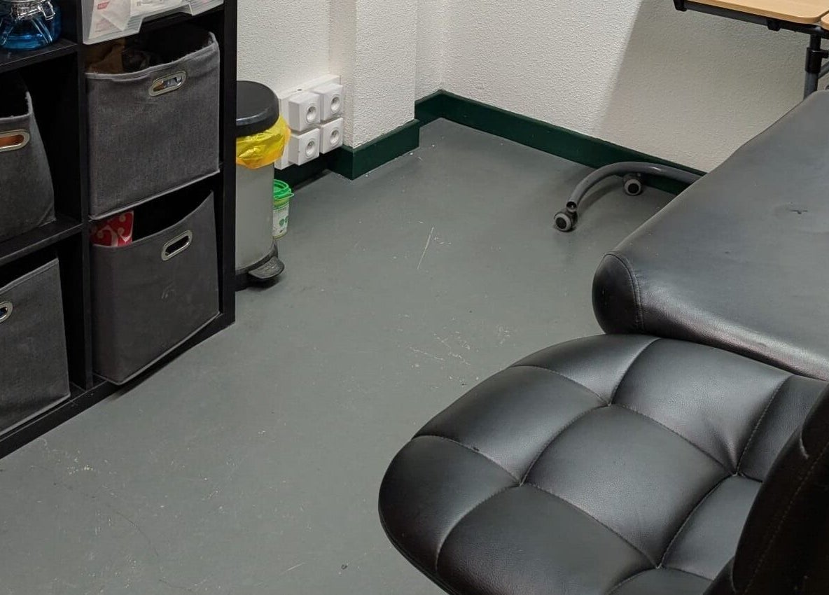 Comfortable black chair at Piercings By Kiera, Morzine, Auvergne-rhône-alpes, FR in a tidy space.