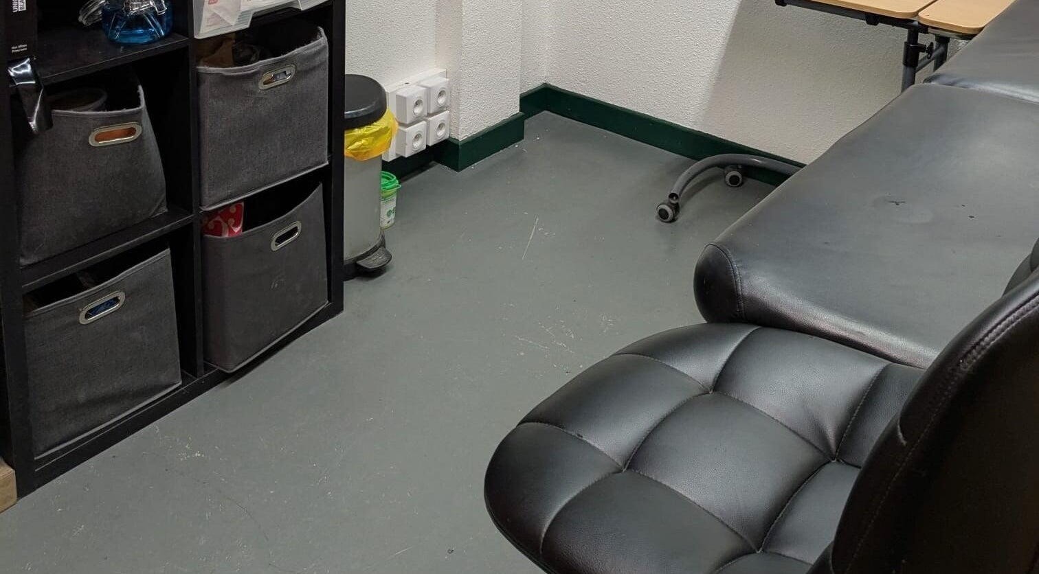 Comfortable black chair at Piercings By Kiera, Morzine, Auvergne-rhône-alpes, FR in a tidy space.