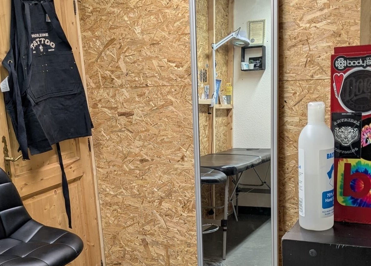 Interior of Piercings By Kiera in Morzine, Auvergne-rhône-alpes, FR showing a cozy chair and stylish decor.