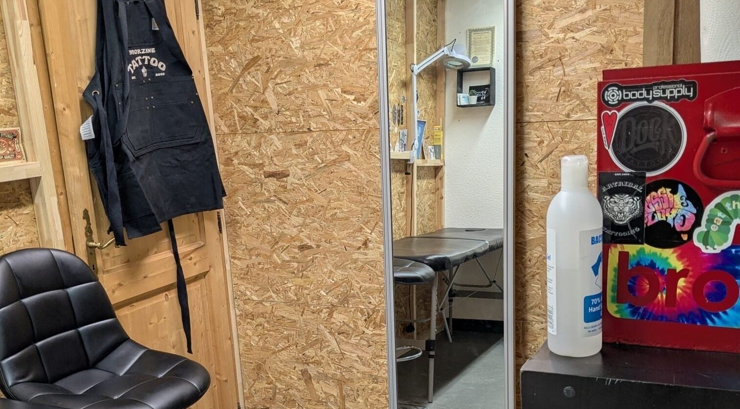 Interior of Piercings By Kiera in Morzine, Auvergne-rhône-alpes, FR showing a cozy chair and stylish decor.