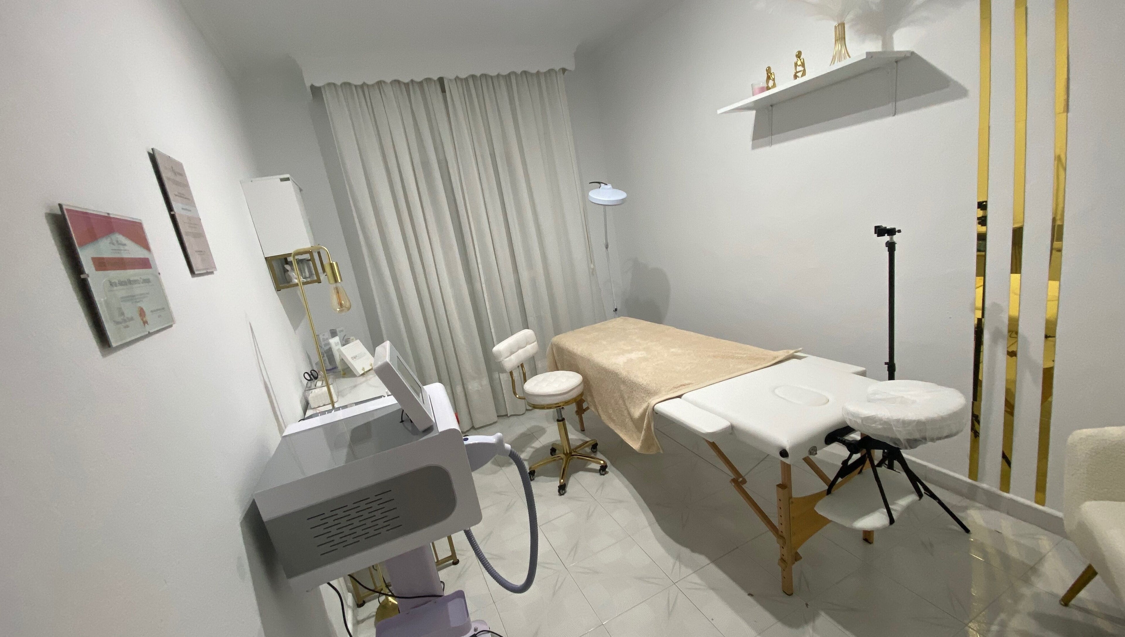 Cabina de tratamiento en Lis Mcláser, Las Lagunas De Mijas, Andalucía, ES. Elegancia y confort para el bienestar.