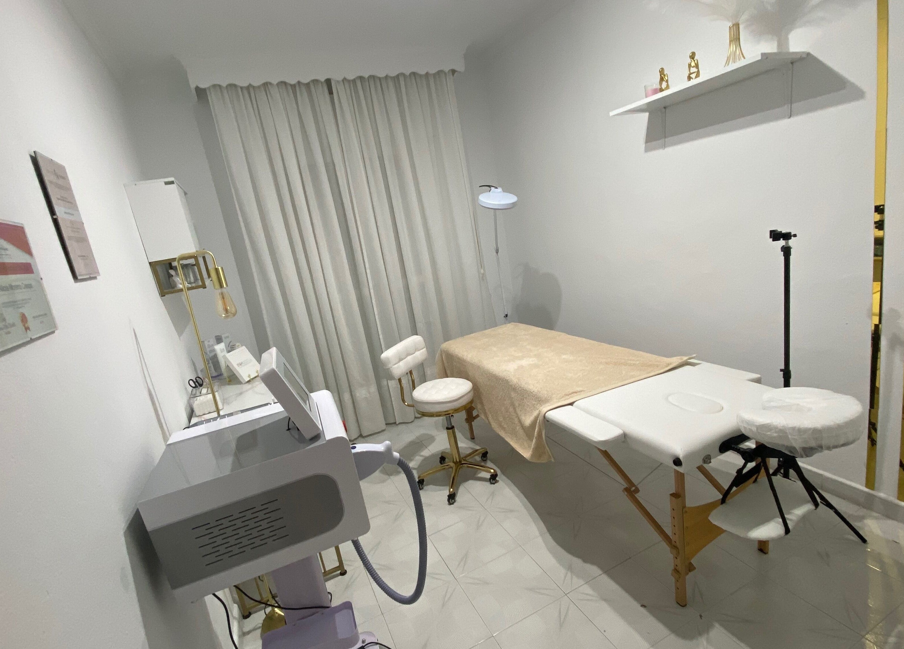 Cabina de tratamiento en Lis Mcláser, Las Lagunas De Mijas, Andalucía, ES. Elegancia y confort para el bienestar.