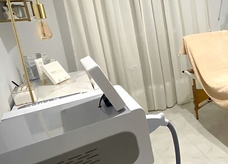 Sala de tratamiento en Lis Mcláser, Las Lagunas De Mijas, Andalucía, ES, con camilla y equipo moderno.