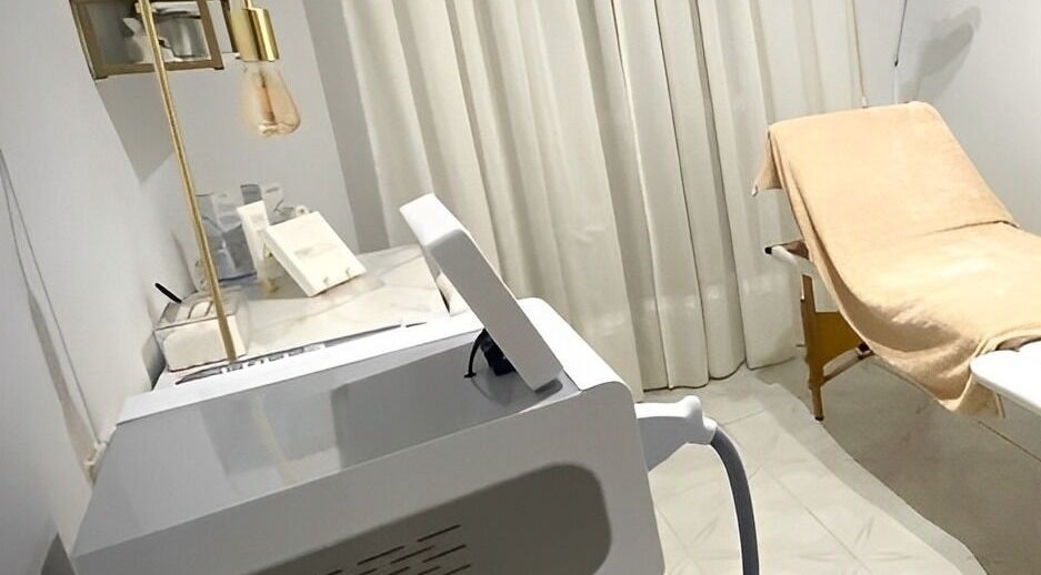 Sala de tratamiento en Lis Mcláser, Las Lagunas De Mijas, Andalucía, ES, con camilla y equipo moderno.