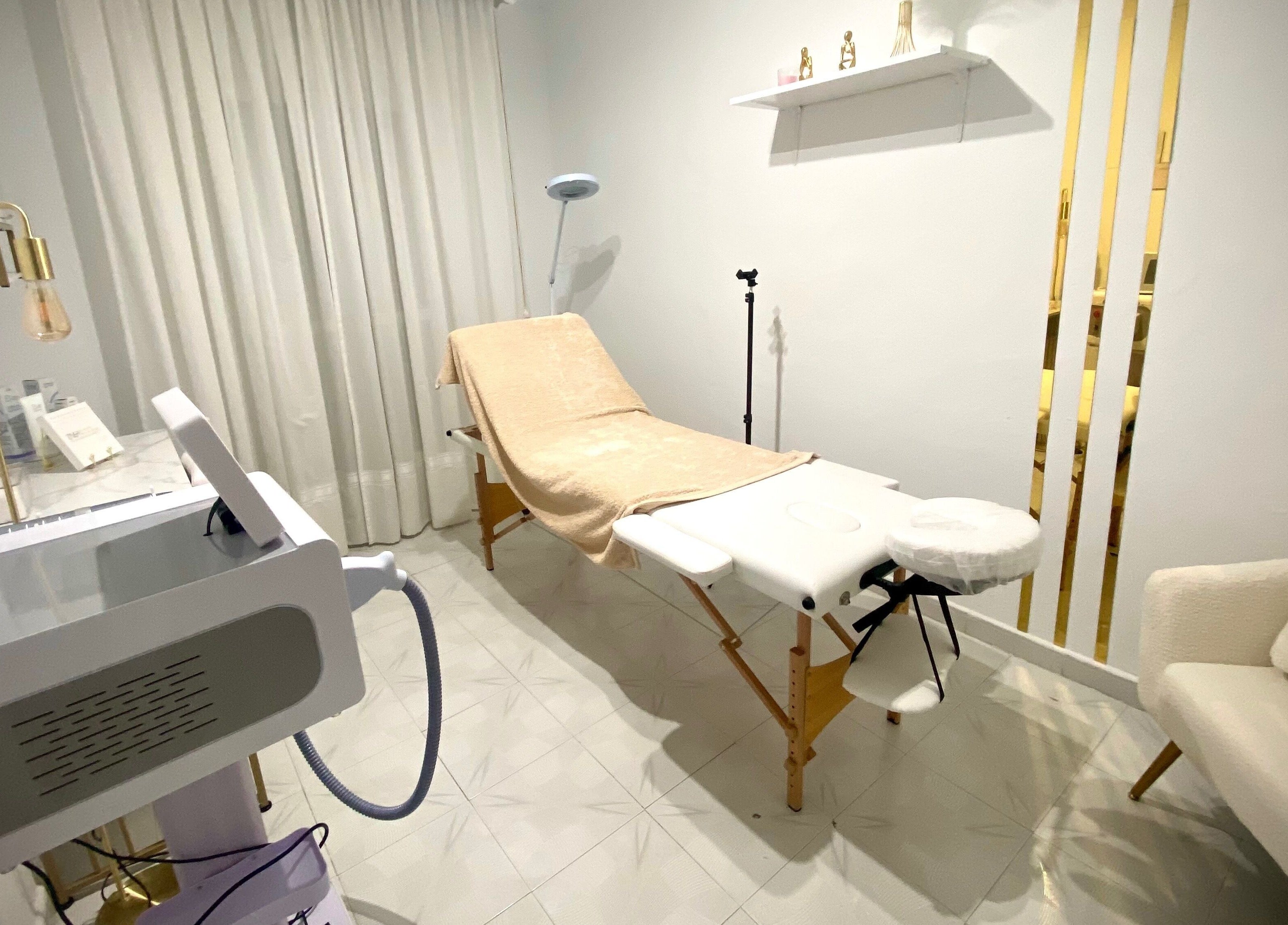 Sala de tratamiento en Lis Mcláser, Las Lagunas De Mijas, Andalucía, ES equipada para bienestar.