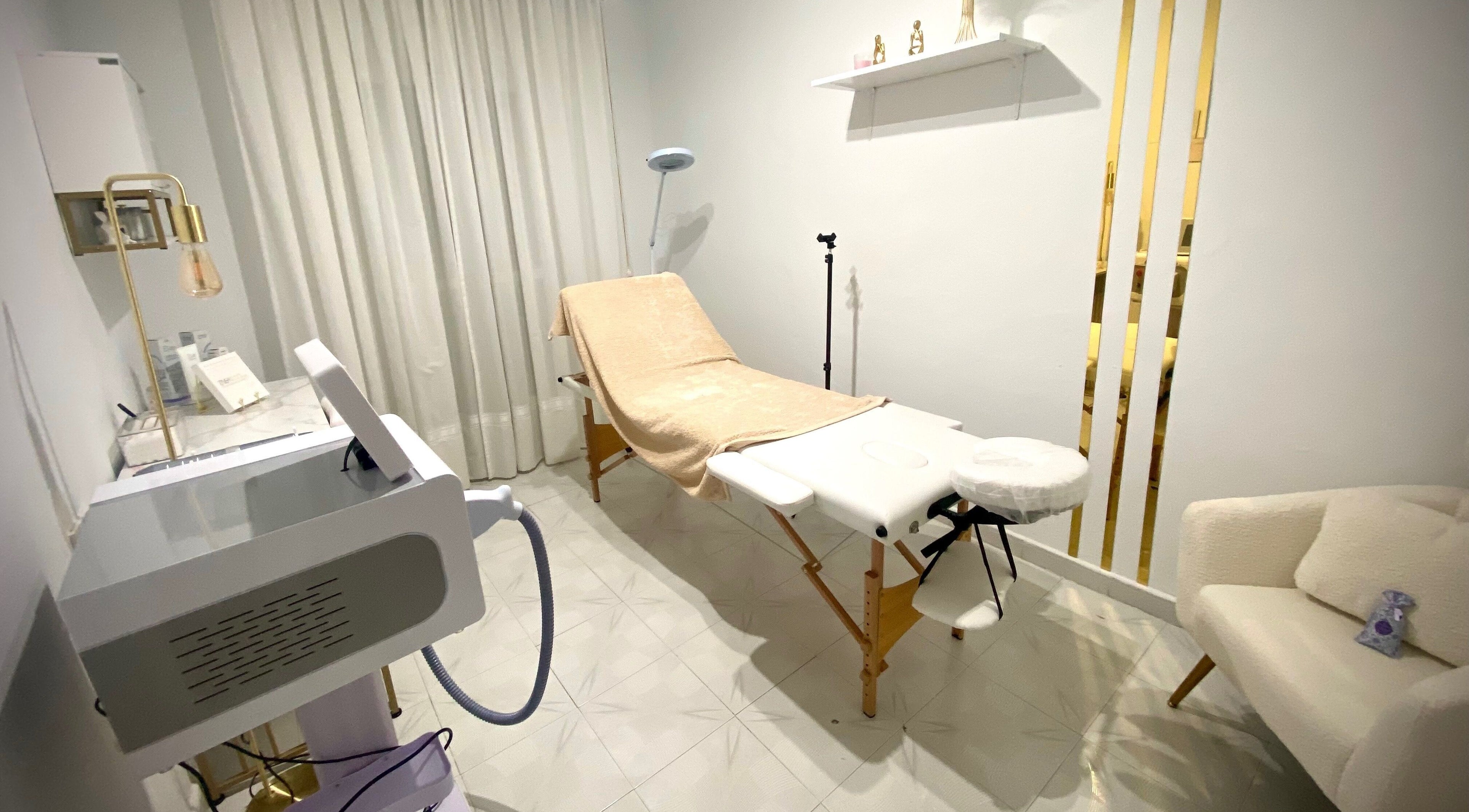 Sala de tratamiento en Lis Mcláser, Las Lagunas De Mijas, Andalucía, ES equipada para bienestar.