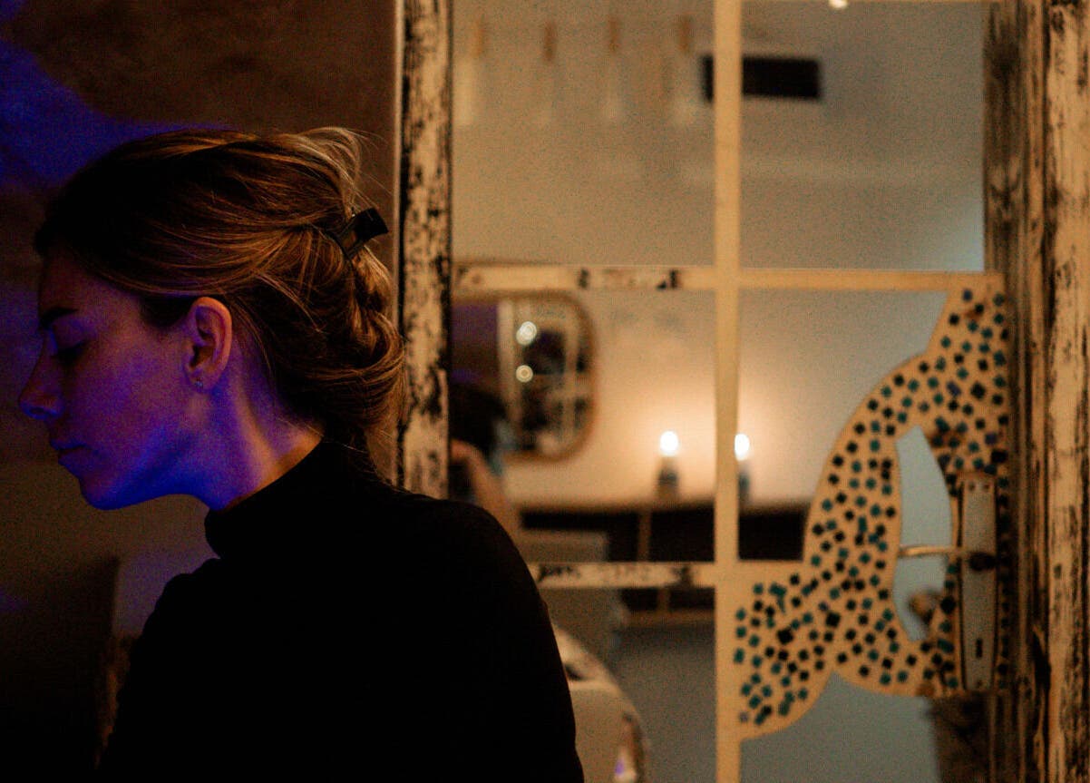 Dimly lit corner of Hjera Studio & Spa in Beograd, RS, with a focused ambiance for relaxation.