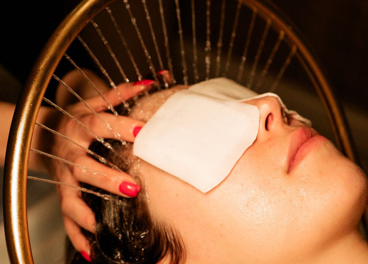 Relaxing water massage at Hjera Studio & Spa, Beograd, RS, featuring soothing wave-like motions.