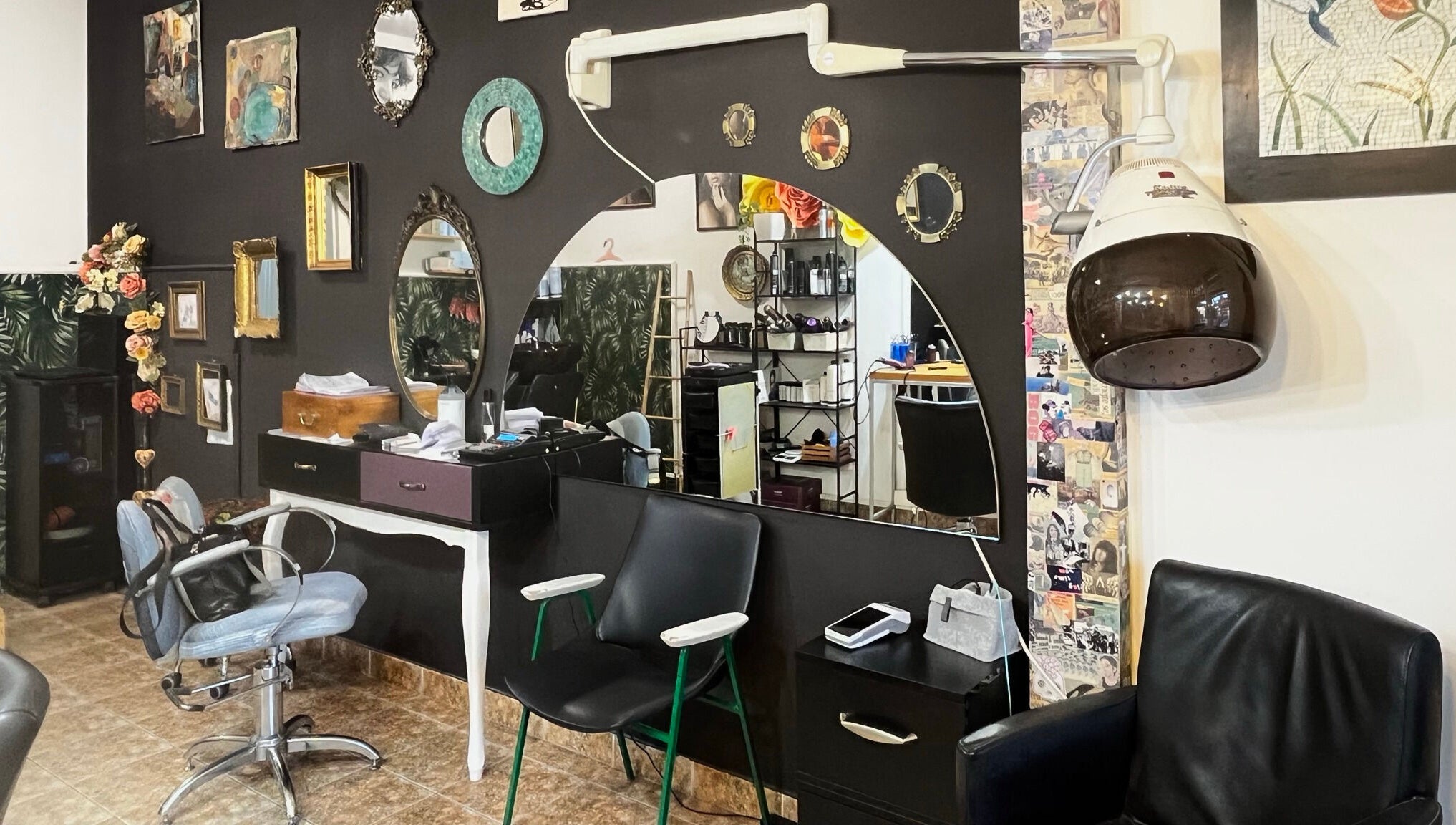 Chic salon interior at Hjera Atelje, Beograd, RS, featuring elegant decor and professional styling equipment.