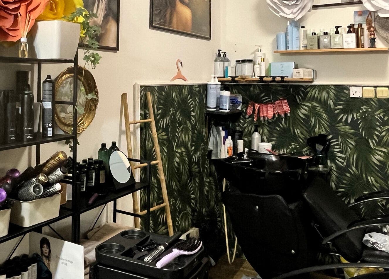 Hjera Atelje salon interior in Beograd, RS, featuring styling area with elegant decor and hair products.