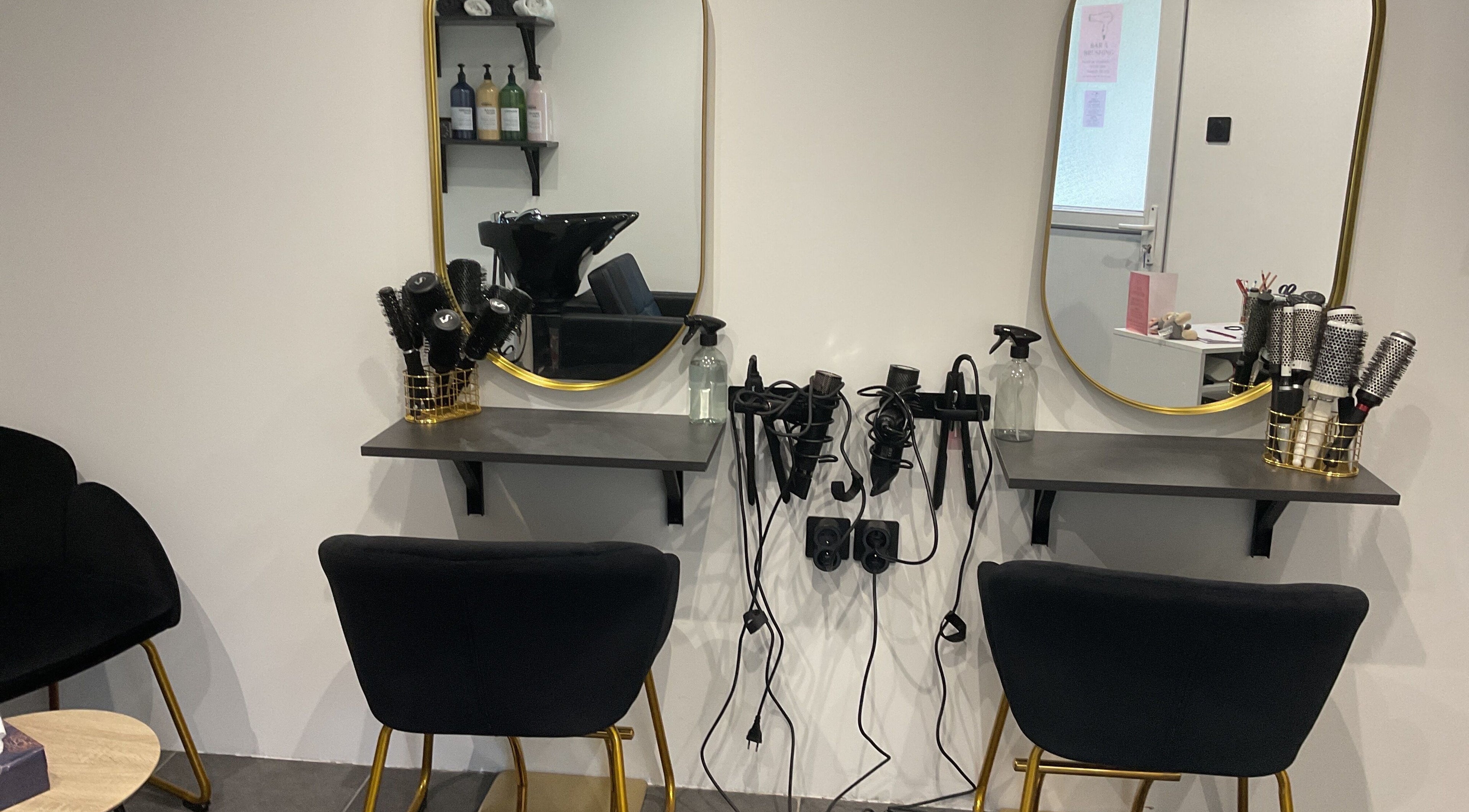 Espace coiffure moderne chez Bar à Brushing, Annecy, Auvergne-rhône-alpes, FR avec miroirs dorés.