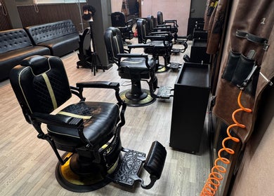 Interior moderno de D’Perú Barbershop en La Molina, Provincia De Lima, PE, con sillas de barbero elegantes.