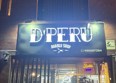 Entrada iluminada de D’Perú Barbershop en La Molina, Provincia De Lima, PE.