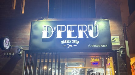 Entrada iluminada de D’Perú Barbershop en La Molina, Provincia De Lima, PE.