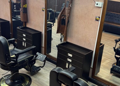 Interior de D’Perú Barbershop en La Molina, Provincia De Lima, PE con sillas de barbero y espejos elegantes.