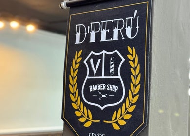 Emblema de D’Perú Barbershop en La Molina, Provincia De Lima, PE, destacando su distintivo diseño clásico.