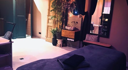 Gezellige ruimte bij House of Gypsy in Venlo, Limburg, NL met zachte verlichting en stijlvolle inrichting.